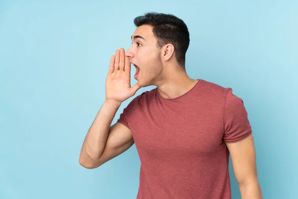 Giovane Uomo Caucasico Bello Isolato Sfondo Blu Gridando Con Bocca — Foto Stock