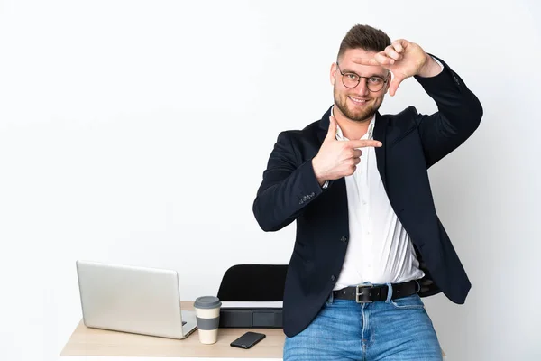 Homem Russo Escritório Isolado Fundo Branco Focando Rosto Símbolo Enquadramento — Fotografia de Stock