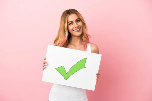 Junge Frau Auf Isoliertem Rosa Hintergrund Mit Einem Plakat Mit — Stockfoto