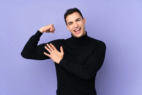 Jonge Blanke Knappe Man Met Coltrui Geïsoleerd Paarse Achtergrond Doet — Stockfoto