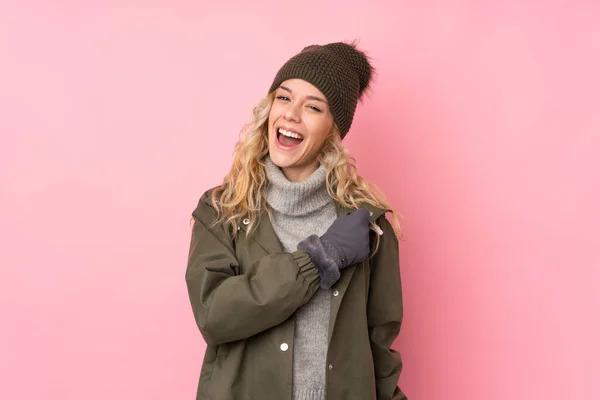 Ung Flicka Med Vinter Hatt Isolerad Rosa Bakgrund Firar Seger — Stockfoto
