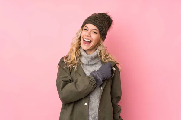 Giovane Ragazza Con Cappello Invernale Isolato Sfondo Rosa Che Celebra — Foto Stock