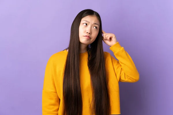 Молода Китайська Дівчина Над Ізольованим Фіолетовим Фоном Робить Жест Божевілля — стокове фото