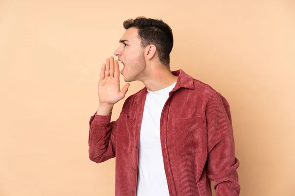 Jovem Caucasiano Bonito Homem Isolado Fundo Bege Gritando Com Boca — Fotografia de Stock