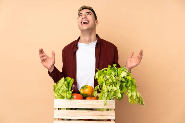 Agricultor Con Verduras Recién Recogidas Una Caja Aislada Sobre Fondo — Foto de Stock