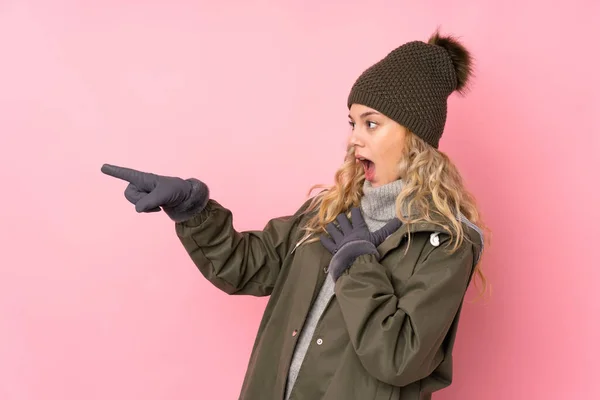 Menina Com Chapéu Inverno Isolado Fundo Rosa Apontando Dedo Para — Fotografia de Stock