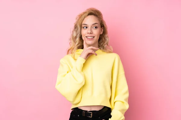 Jovem Loira Vestindo Uma Camisola Isolada Fundo Rosa Pensando Uma — Fotografia de Stock