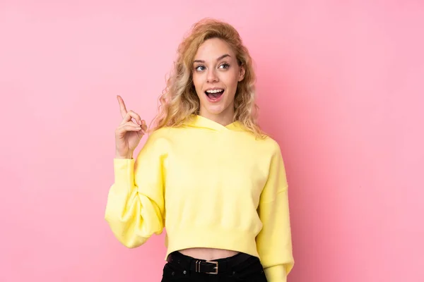 Jovem Loira Vestindo Uma Camisola Isolada Fundo Rosa Com Intenção — Fotografia de Stock