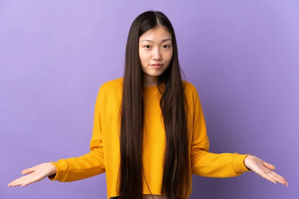 Giovane Ragazza Cinese Sfondo Viola Isolato Avendo Dubbi — Foto Stock