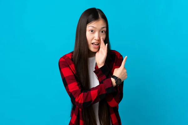 Menina Chinesa Jovem Sobre Fundo Azul Isolado Apontando Para Lado — Fotografia de Stock