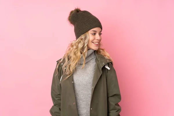 Giovane Ragazza Con Cappello Invernale Isolato Sfondo Rosa Guardando Lato — Foto Stock