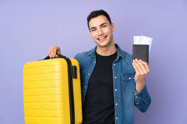 Jovem Caucasiano Bonito Homem Isolado Fundo Roxo Férias Com Mala — Fotografia de Stock