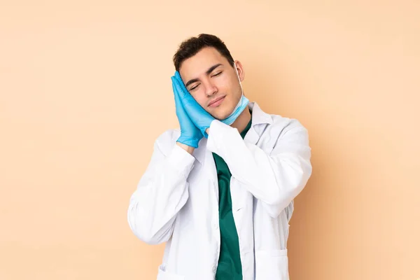 Jovem Dentista Homem Segurando Ferramentas Isoladas Fundo Bege Fazendo Gesto — Fotografia de Stock