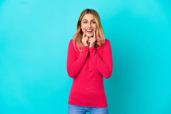 Mujer Joven Sobre Fondo Azul Aislado Sonriendo Con Una Expresión —  Fotos de Stock