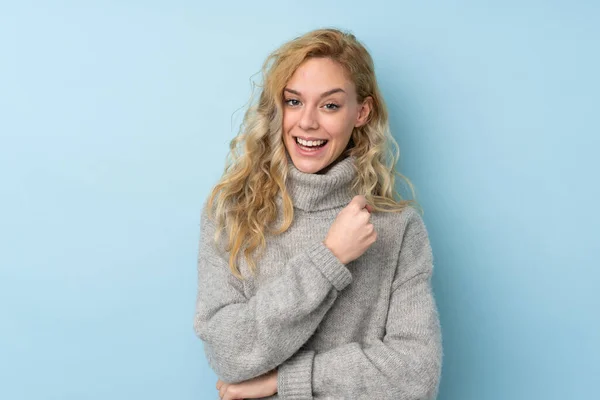배경에 고립된 스웨터를 여자가 승리를 축하하는 — 스톡 사진