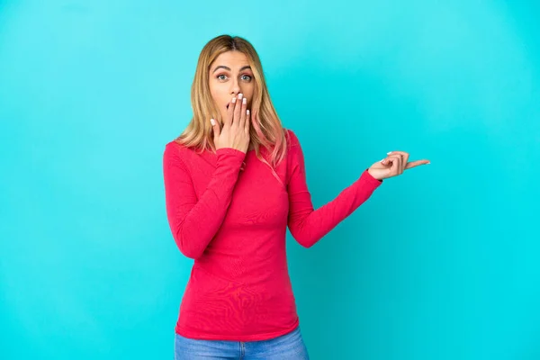 Mujer Joven Sobre Fondo Azul Aislado Con Expresión Sorpresa Mientras — Foto de Stock