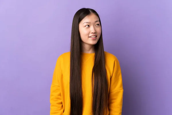 Mladý Číňan Dívka Přes Izolované Fialové Pozadí Myšlení Nápad Při — Stock fotografie