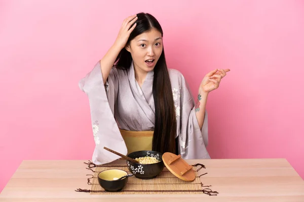 Jong Chinees Meisje Draagt Kimono Het Eten Van Noedels Verrast — Stockfoto