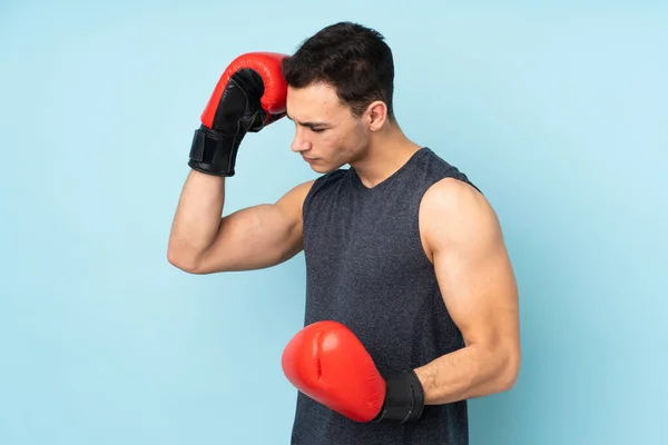 Giovane Uomo Sportivo Oltre Isolato Sfondo Blu Con Guanti Boxe — Foto Stock