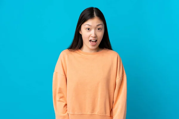 Menina Chinesa Jovem Sobre Fundo Azul Isolado Com Expressão Facial — Fotografia de Stock