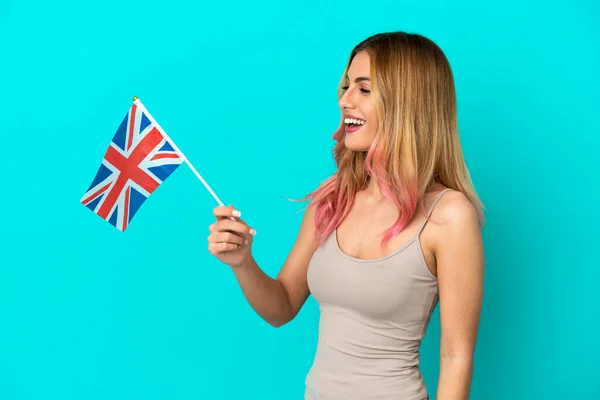 Jovem Segurando Uma Bandeira Reino Unido Sobre Fundo Azul Isolado — Fotografia de Stock