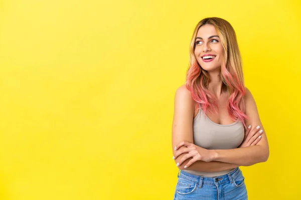 Jonge Vrouw Geïsoleerde Gele Achtergrond Gelukkig Glimlachend — Stockfoto