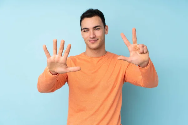 Joven Caucásico Guapo Hombre Aislado Sobre Fondo Azul Contando Ocho —  Fotos de Stock