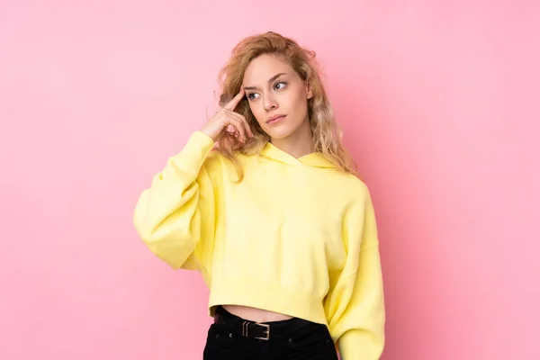 Młoda Blondynka Ubrana Bluzę Odizolowaną Różowym Tle Wykonująca Gest Szaleństwa — Zdjęcie stockowe