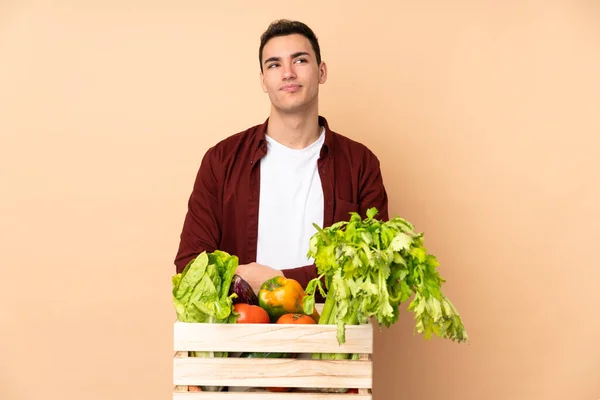 Agricultor Con Verduras Recién Recogidas Una Caja Aislada Sobre Fondo — Foto de Stock