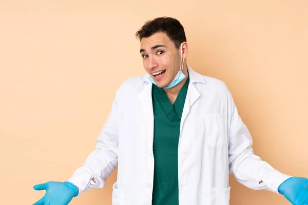 Jovem Dentista Homem Segurando Ferramentas Isoladas Fundo Bege Sorrindo — Fotografia de Stock