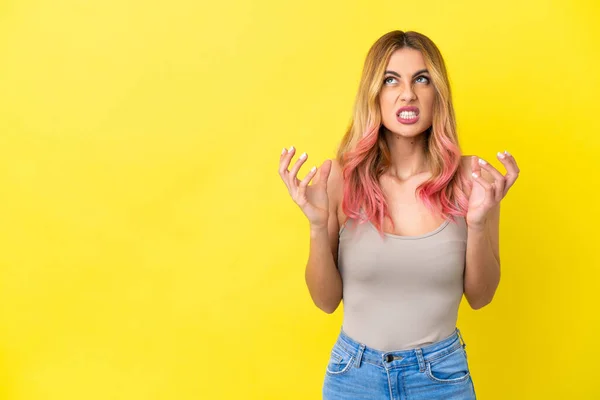 Mujer Joven Sobre Fondo Amarillo Aislado Estresado Abrumado —  Fotos de Stock