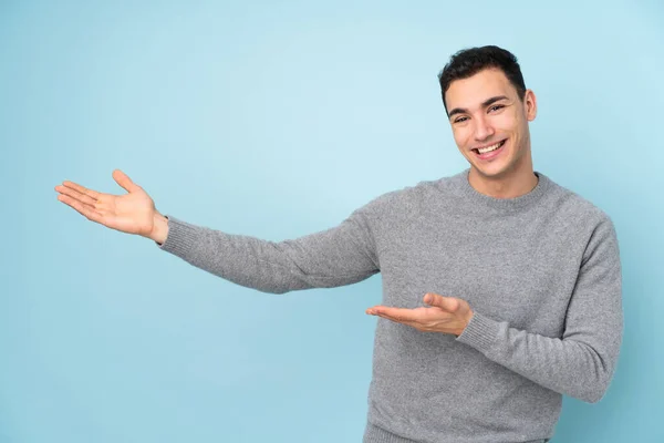 Joven Hombre Guapo Caucásico Aislado Sobre Fondo Azul Extendiendo Las — Foto de Stock