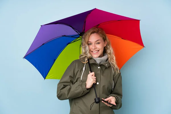 Frau Mit Regenschirm Isoliert Auf Blauem Hintergrund — Stockfoto