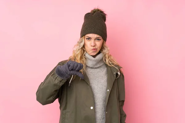 Ung Flicka Med Vinter Hatt Isolerad Rosa Bakgrund Visar Tummen — Stockfoto