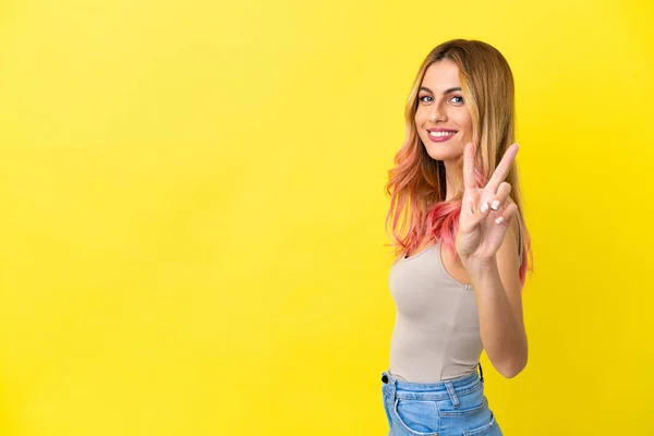 Jovem Mulher Sobre Isolado Fundo Amarelo Sorrindo Mostrando Sinal Vitória — Fotografia de Stock