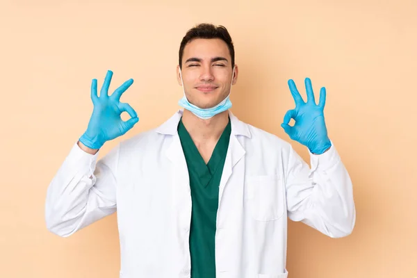 Jovem Dentista Homem Segurando Ferramentas Isoladas Fundo Bege Pose Zen — Fotografia de Stock