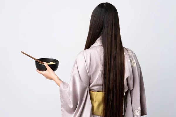 Gadis Cina Muda Mengenakan Kimono Atas Latar Belakang Putih Yang — Stok Foto