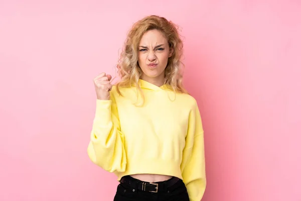 Ung Blond Kvinna Bär Tröja Isolerad Rosa Bakgrund Med Arg — Stockfoto