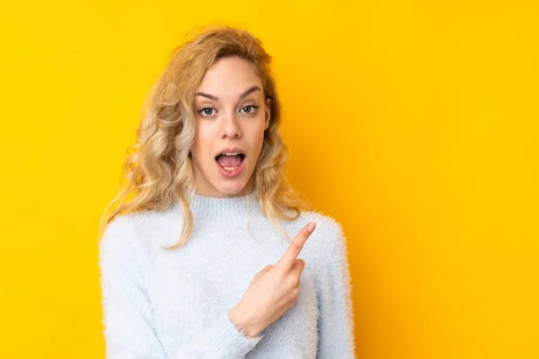 Young Blonde Woman Isolated Yellow Background Surprised Pointing Side — Stock Photo, Image