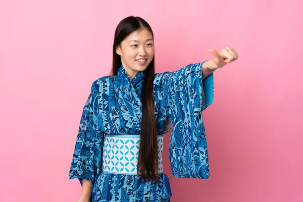 Joven Chica China Usando Kimono Sobre Fondo Aislado Dando Gesto —  Fotos de Stock