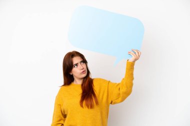 Beyaz arka planda izole edilmiş genç bir kadın elinde boş bir konuşma balonu ve üzgün bir ifadeyle.