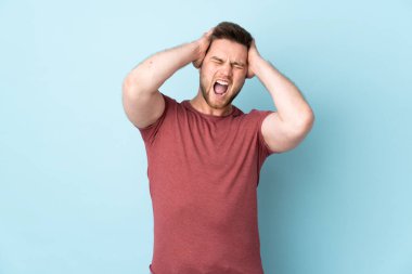 Tecrit edilmiş Rus yakışıklı adam stresli.