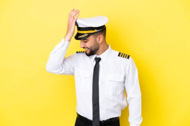 Sarı arka planda izole edilmiş Arap uçak pilotu bir şey fark etti ve çözüme niyetlendi.