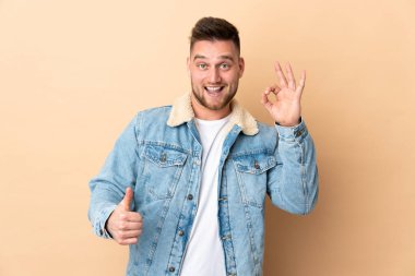 Tecrit edilmiş Rus yakışıklı adam işaret ve işaret gösteriyor.