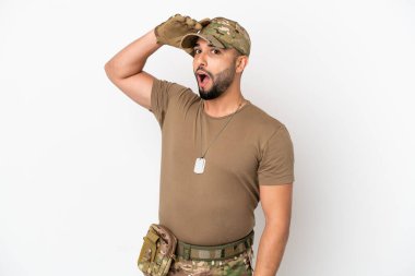 Genç Arap asker beyaz arka planda izole edilmiş. Yan tarafa bakarken sürpriz jest yapıyor.