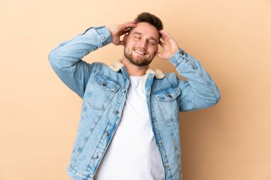 Soyutlanmış arka plan gülen Rus yakışıklı adam.