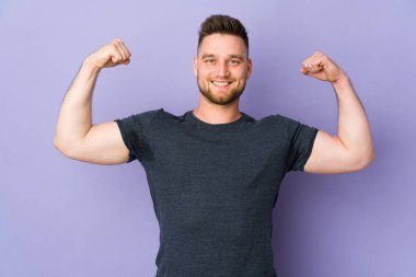 Tecrit edilmiş Rus yakışıklı adam güçlü hareketler yapıyor.