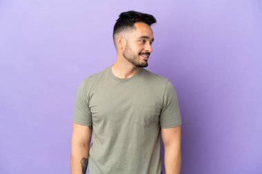 Mor arka planda izole edilmiş beyaz bir adam.