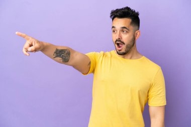 Mor arka planda izole edilmiş genç beyaz adam...