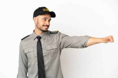 Beyaz arka planda izole genç bir beyaz adam baş parmak hareketi yapıyor.